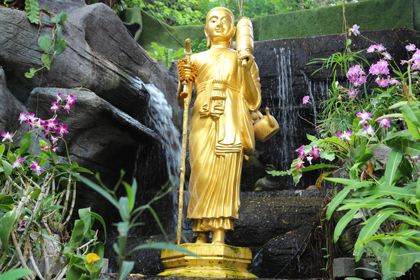 Złoty posąg buddyjskich na Golden Mount lub Wat Saket w Bangkoku w Tajlandii - Zdjęcie, obraz