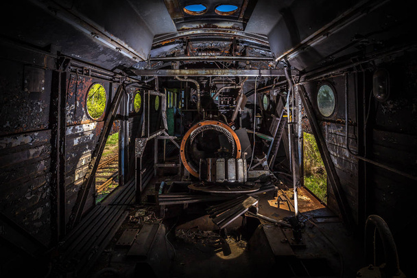 Intérieur du moteur partiellement démonté de la vieille locomotive diesel, urbex
 - Photo, image