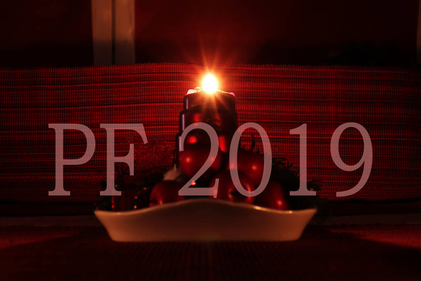 Šťastný nový rok 2019 s domácí vánoční svícen. Jedna ze čtyř svíček spalování a ukazuje krásné paprsky. Který si přeje vám vše nejlepší. - Fotografie, Obrázek