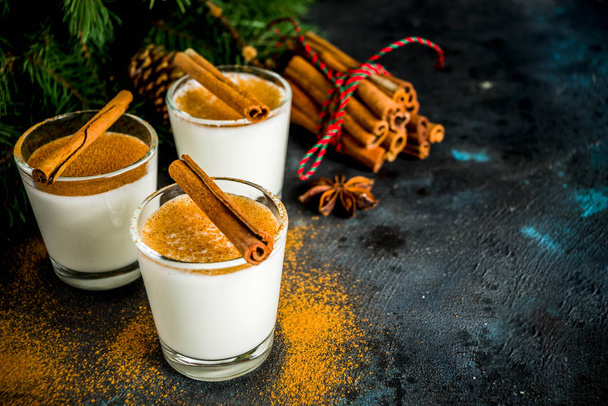 クリスマス エッグノッグ リキュール酒やコーラ de カクテル モノ。伝統的な冬のクリスマスの装飾、暗い背景コピー スペースとの短いメガネでカクテル - 写真・画像