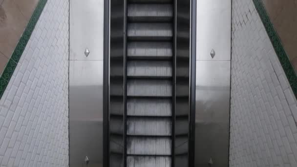 Vista de arriba hacia abajo de subir escaleras mecánicas en metro
 - Metraje, vídeo