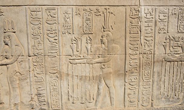 Sculture geroglifiche su parete presso l'antico tempio egizio di Kom Ombo
 - Foto, immagini
