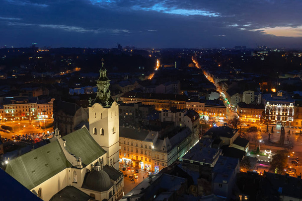 Vista panorámica del paisaje urbano al atardecer por la noche en los tejados y cúpulas de Lviv, Ucrania
 - Foto, imagen
