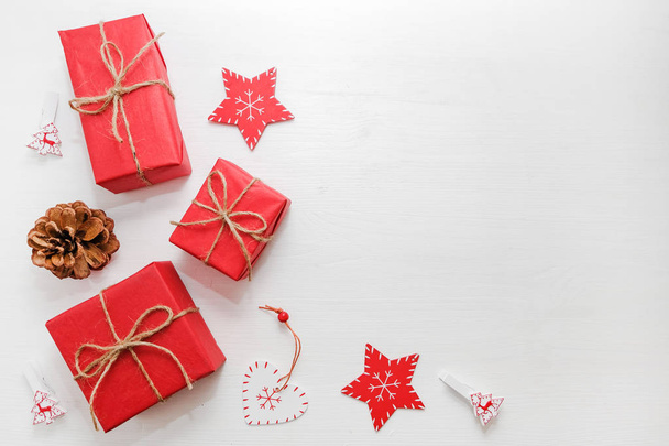 Рождественская композиция Подарки, елки, красные украшения на белом фоне. Рождество, зима, новый год. Плоский лежал
 - Фото, изображение