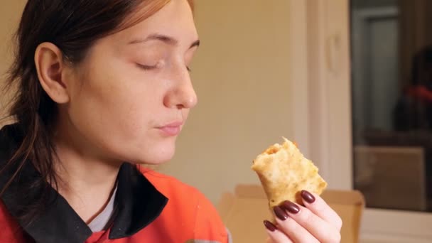 γυναίκα απολαμβάνουν τρώει πίτσα στο σπίτι - Πλάνα, βίντεο