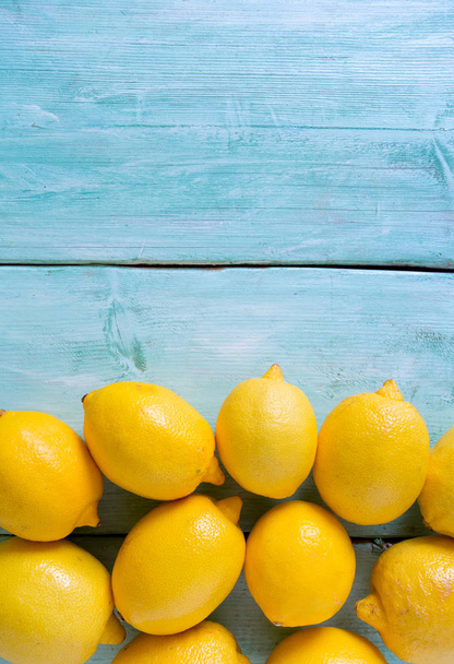limones sobre fondo de madera turquesa
 - Foto, Imagen