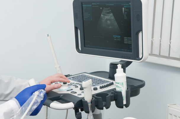 Lékař pracuje s ultrazvukové zařízení - Fotografie, Obrázek