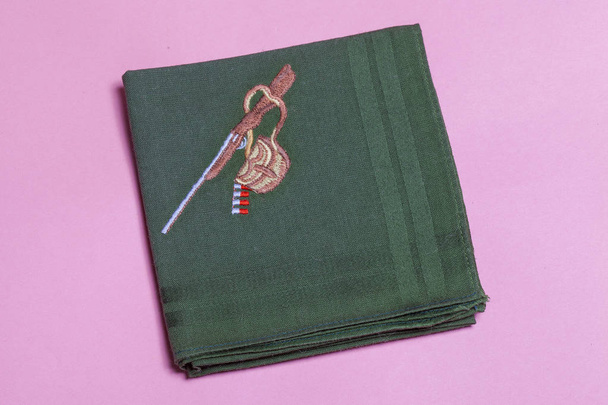 Taschentuch in grün mit Stickerei für den Jäger. Herrenaccessoires - Foto, Bild