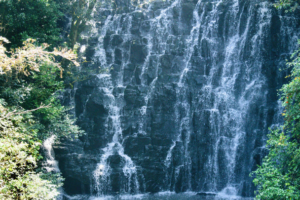 Waterval of water trapsgewijs. Streams vanaf berg rotsen vallen. Natuurlijke seizoensgebonden reizen buiten achtergrond. "Kaipholangso" waterval, Assam, India - Foto, afbeelding