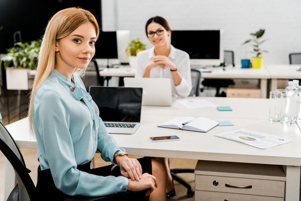 businesswomen at workplace with laptops in office - Zdjęcie, obraz