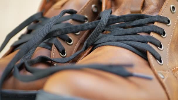 Mężczyzn brązowe skórzane buty - Materiał filmowy, wideo