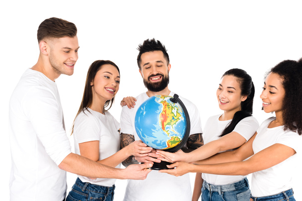 multiethnische Gruppe junger Menschen hält Globus isoliert auf weißem Grund - Foto, Bild