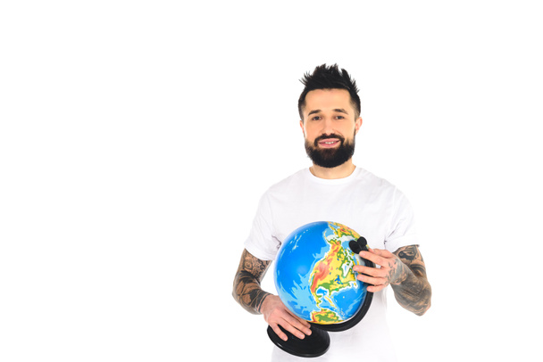sonriente barbudo tatuado hombre celebración globo aislado en blanco
 - Foto, imagen