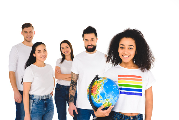 многонациональная группа молодых людей, стоящих за африканской американкой с табличкой "lgbt" на футболке, держащей глобус изолированным на белом
 - Фото, изображение