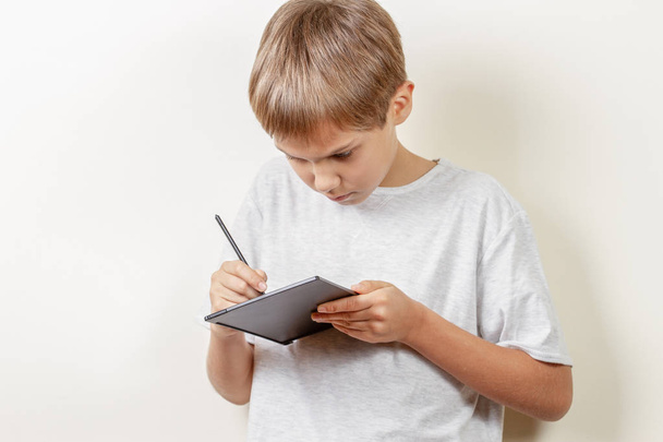 Kid drawing with graphic tablet and stylus pen - Φωτογραφία, εικόνα