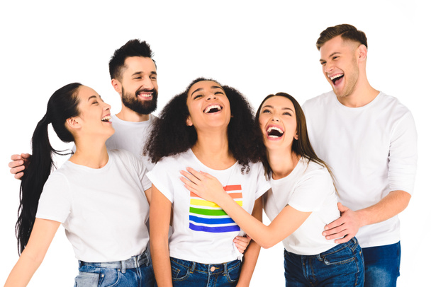 grupo milticultural de jóvenes riéndose con mujer afroamericana con letrero lgbt en camiseta aislada en blanco
 - Foto, Imagen