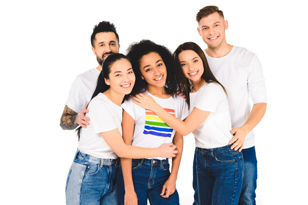 πολυεθνική ομάδα νέων ανθρώπων που αγκαλιάζονται με Αφρικανική αμερικανική γυναίκα με ΛΟΑΤ σημάδι σε απομονωμένα σε λευκό t-shirt - Φωτογραφία, εικόνα