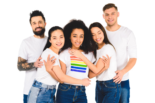 grupo multiétnico de jóvenes sonriendo y abrazándose con mujer afroamericana con letrero lgbt en camiseta aislada en blanco
 - Foto, Imagen