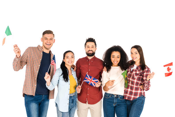 Veselá multikulturní skupina lidí s vlajkami různých zemí izolované na bílém úsměvem - Fotografie, Obrázek