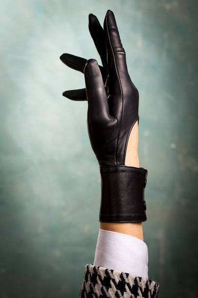 černé rukavice s otevřenou zápěstí - Fotografie, Obrázek