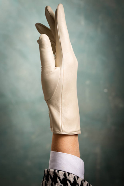 Χέρι-κλασικό μπεζ δερμάτινο γάντι - Φωτογραφία, εικόνα