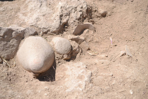 Остатки старого глиняного горшка, найденного при археологических раскопках в районе Шефела в Израиле, Хирбет эль-Рай
 - Фото, изображение