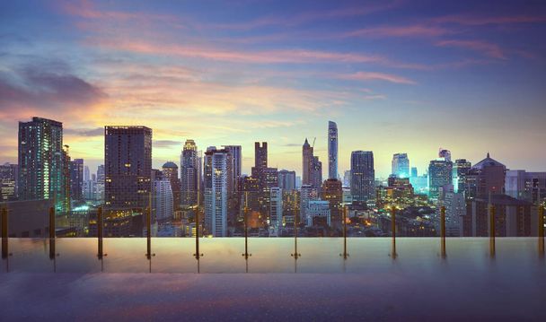 Міський пейзаж панорамою заходу сонця Бангкок сучасним офісною будівлею бізнес і високих хмарочосів в діловому районі. вид з басейном в Бангкоку, Таїланд. - Фото, зображення