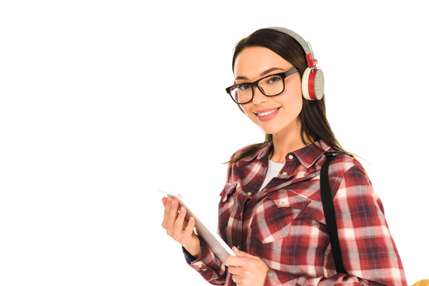 hermosa mujer en auriculares con tableta digital aislada en blanco
 - Foto, Imagen