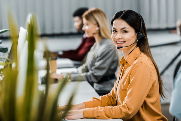Multikulturelle Callcenter-Betreiber mit Headsets am Arbeitsplatz im Büro - Foto, Bild