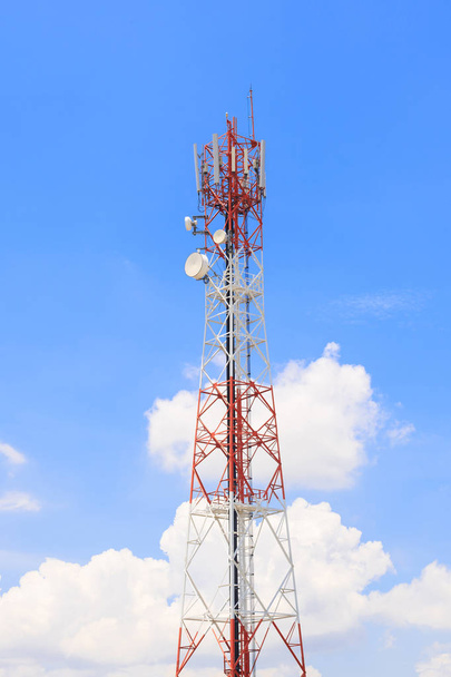 Wieża telekomunikacyjna w błękitne niebo. - Zdjęcie, obraz
