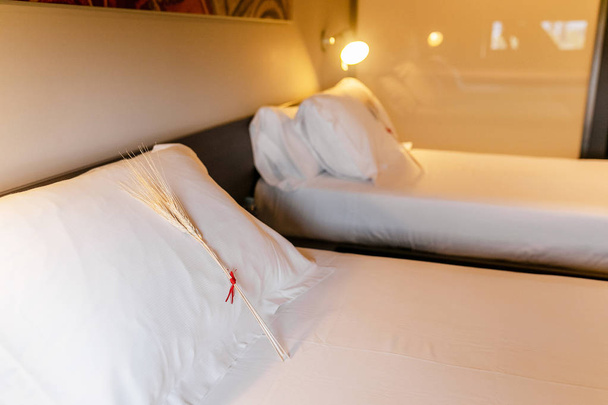 Szép frissen készült ágy és a rozs örvendetes jele, hotel fogalma - Fotó, kép