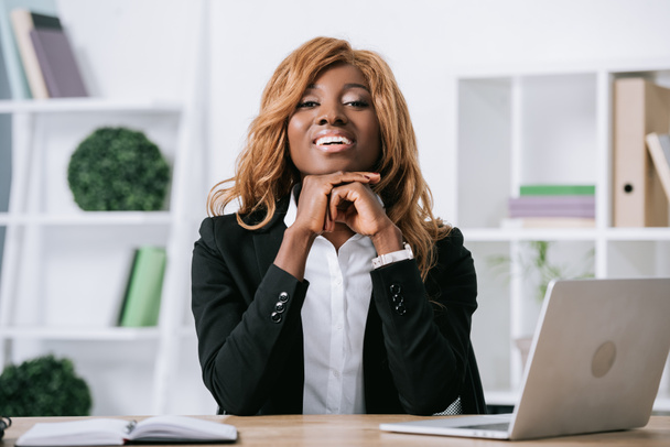 жизнерадостная африканская американская бизнесвумен в современном офисе
 - Фото, изображение