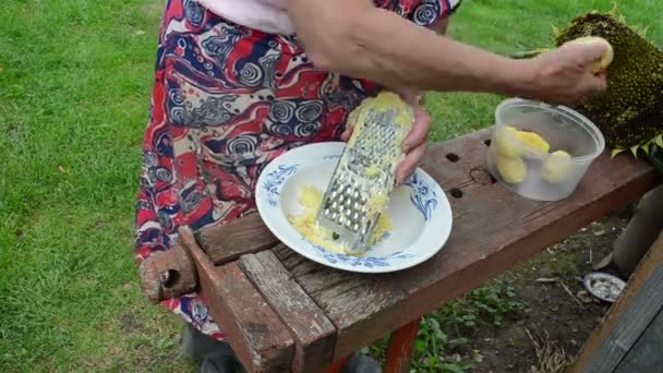donna anziana mani trituratore patata con tavolo grattugia in metallo
 - Filmati, video