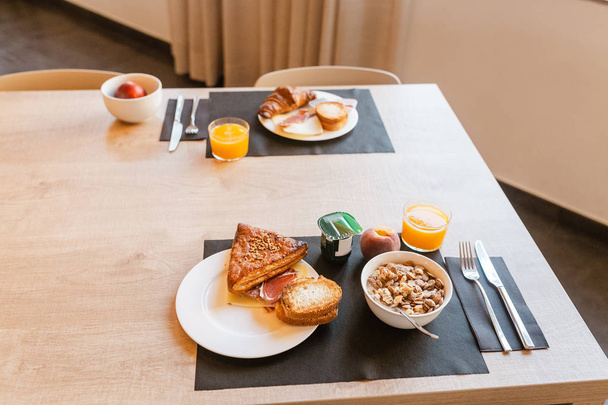 Завтрак на столе в кафе
 - Фото, изображение
