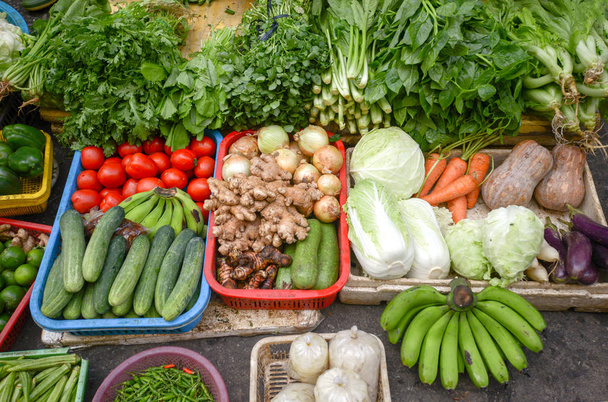 Asia mercado de verduras, una variedad de verduras y frutas
 - Foto, imagen