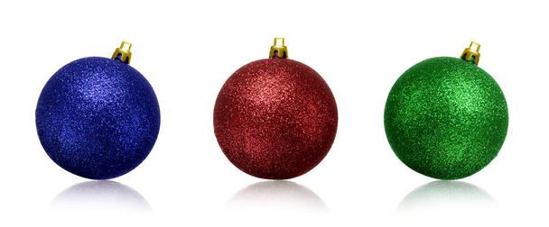 Χριστούγεννα πράσινα, μπλε και κόκκινες μπάλες ή στολίδια απομονωμένες λευκό φόντο - Φωτογραφία, εικόνα