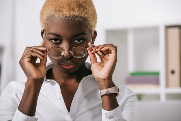 foco seletivo da mulher de negócios afro-americana usando óculos
  - Foto, Imagem