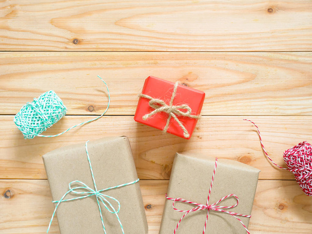 Handgemachte Weihnachtsgeschenkschachteln auf Holzgrund mit Kopierraum. Ansicht von oben. Weihnachtlicher Hintergrund. - Foto, Bild