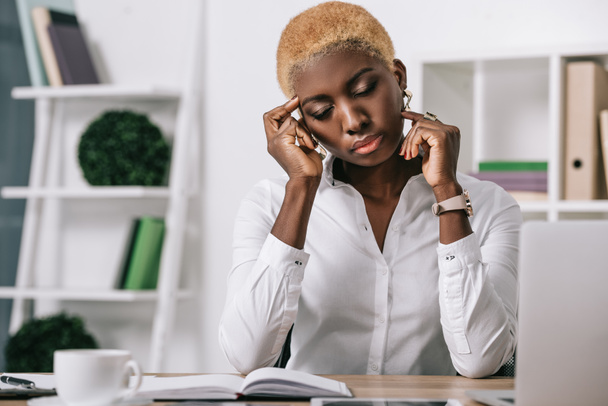 atraktivní africká americká podnikatelka sedět se zavřenýma očima - Fotografie, Obrázek