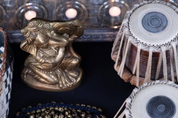 Τάμπλα, ινδική κλασική τύμπανα με πόδι κύμβαλα - Ghungroo - σε μια περίτεχνη ρύθμιση με παραδοσιακή ινδική ρουστίκ κοσμήματα και χάντρες.  - Φωτογραφία, εικόνα