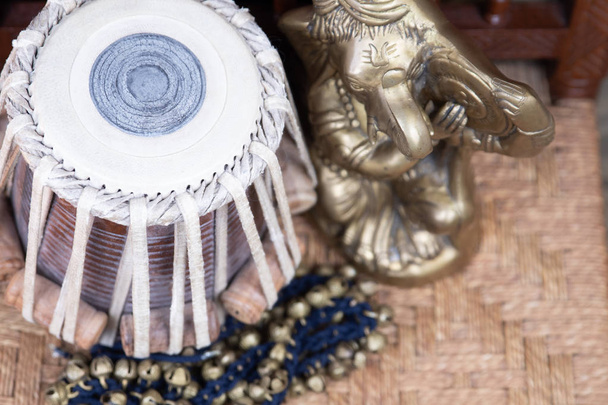 Τάμπλα, ινδική κλασική τύμπανα με πόδι κύμβαλα - Ghungroo - σε μια περίτεχνη ρύθμιση με παραδοσιακή ινδική ρουστίκ κοσμήματα και χάντρες.  - Φωτογραφία, εικόνα
