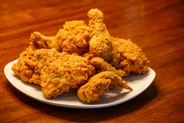Жареный цыпленок на квадратной белой тарелке
 - Фото, изображение