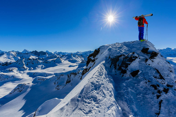 Skitouring con una vista increíble de las famosas montañas suizas en la nieve polvo hermoso invierno de los Alpes.  - Foto, imagen