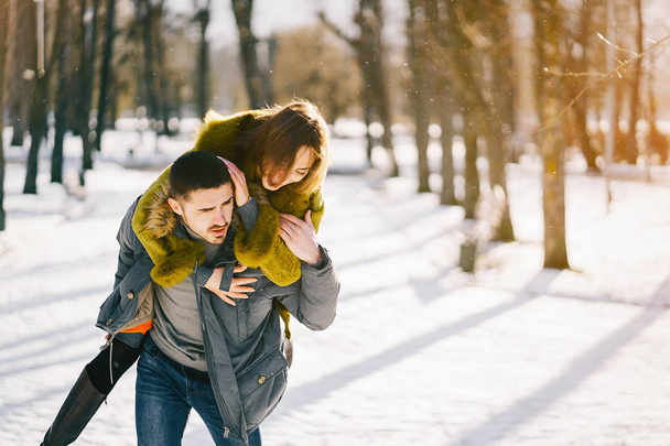 щаслива пара прогулюється парком в сонячний зимовий день
 - Фото, зображення