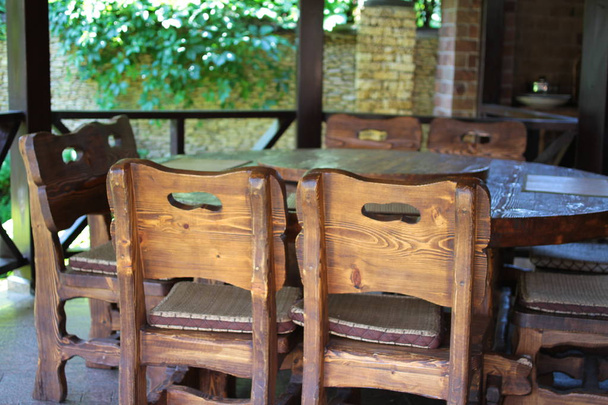 Close up de mesa de madeira e cadeiras no pátio
 - Foto, Imagem