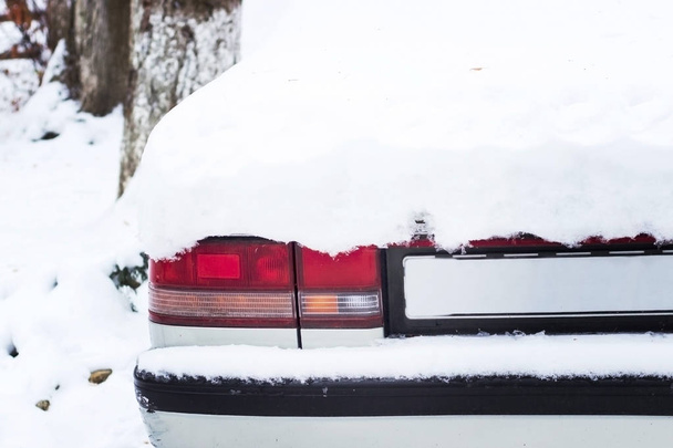 Havazik az autó a hóesés után. Téli városi élet. - Fotó, kép