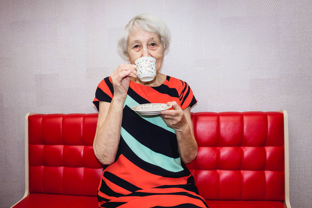 Caffè posteriore. Felice donna matura vigorosa ridendo mentre seduto e bevendo caffè
 - Foto, immagini