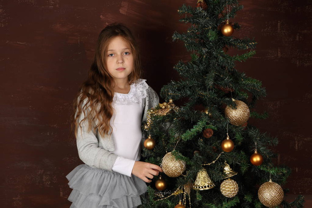 Girl dressing up a christmas tree - Φωτογραφία, εικόνα