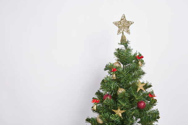 Habitación interior del concepto del árbol de Navidad con decoración sobre fondo blanco
. - Foto, Imagen