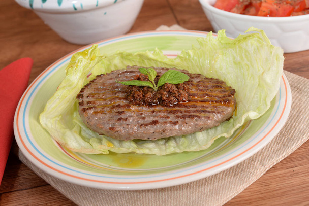 Gericht mit Salat und Burger - Foto, Bild